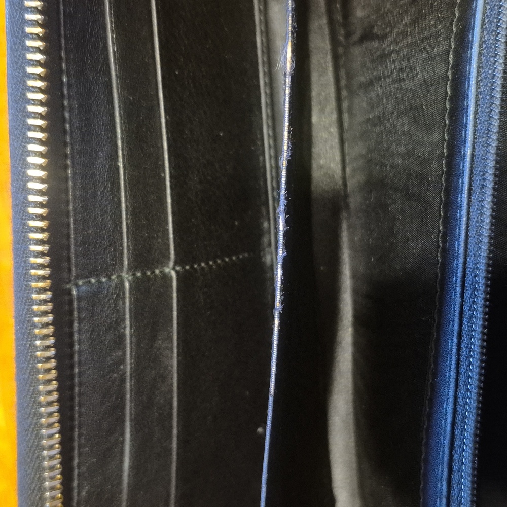 Gucci Black Embossed Wallet - Picture 9 of 11